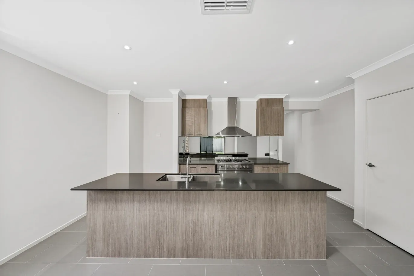 70 Mcewan Drive, Cranbourne East VIC 3977, Cranbourne East - Thumbnail 3