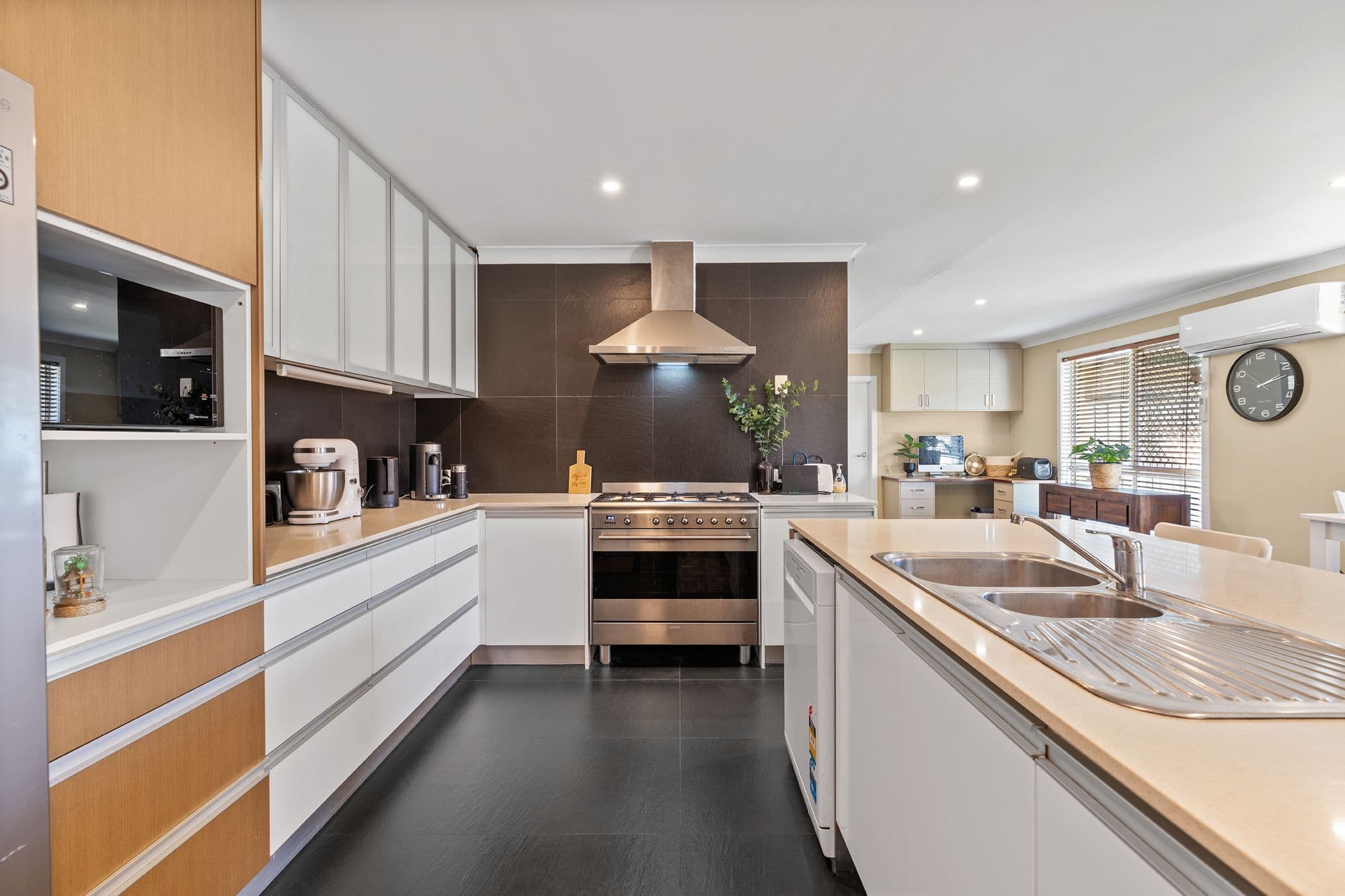 84 Inverness Way, Parkwood QLD 4214, Parkwood - Thumbnail 4