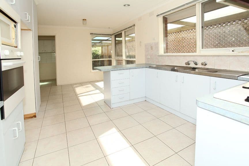 19 Mackellar Avenue, WHEELERS HILL VIC 3150, Wheelers Hill - Thumbnail 2