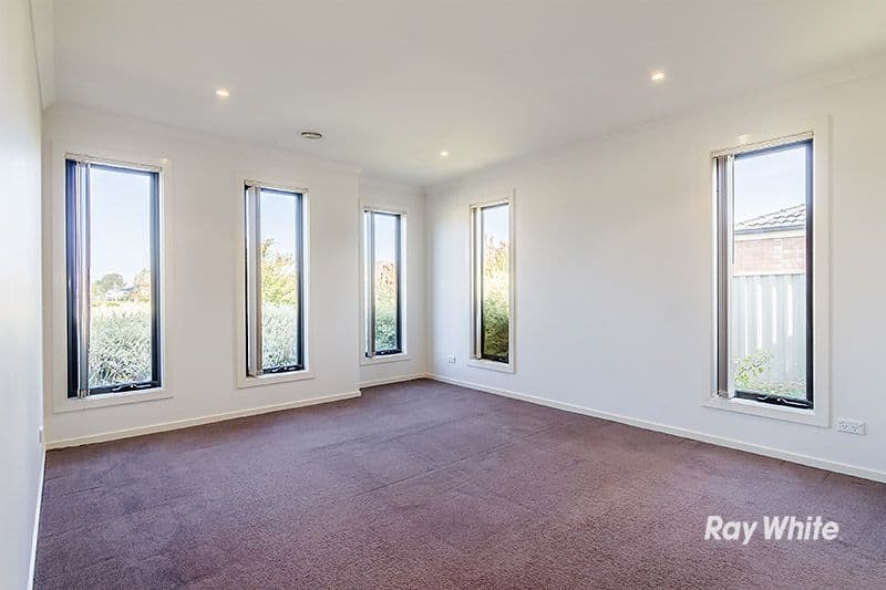10 Foxhound Grove, Cranbourne East VIC 3977, Cranbourne East - Thumbnail 2