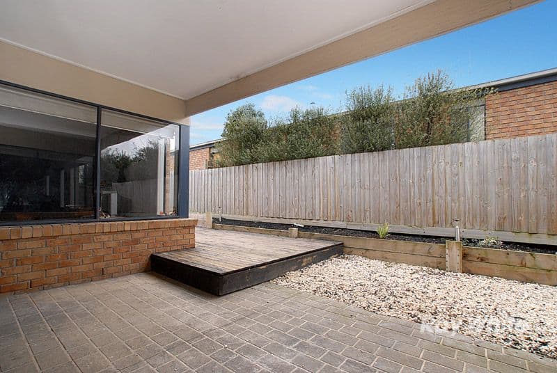 73 Earlsfield Drive, BERWICK VIC 3806, Berwick - Thumbnail 2