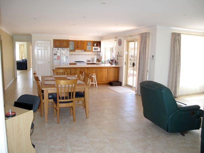 8 Fleetwing Avenue, Newport, QLD, 4020, Newport - Thumbnail 2