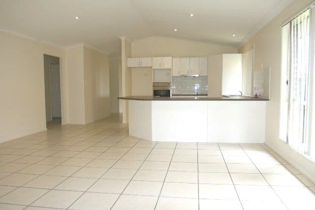 9 Freesia Court, ORMEAU QLD 4208, Ormeau - Thumbnail 3