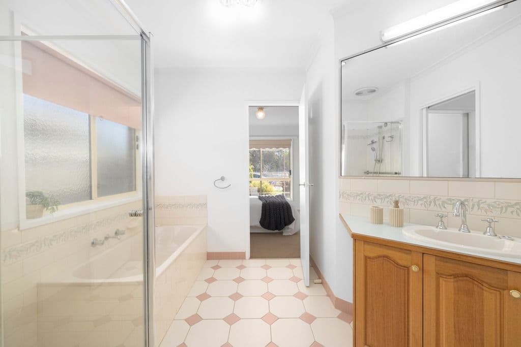 33 Argyle Crescent, Werribee VIC 3030, Werribee - Thumbnail 4
