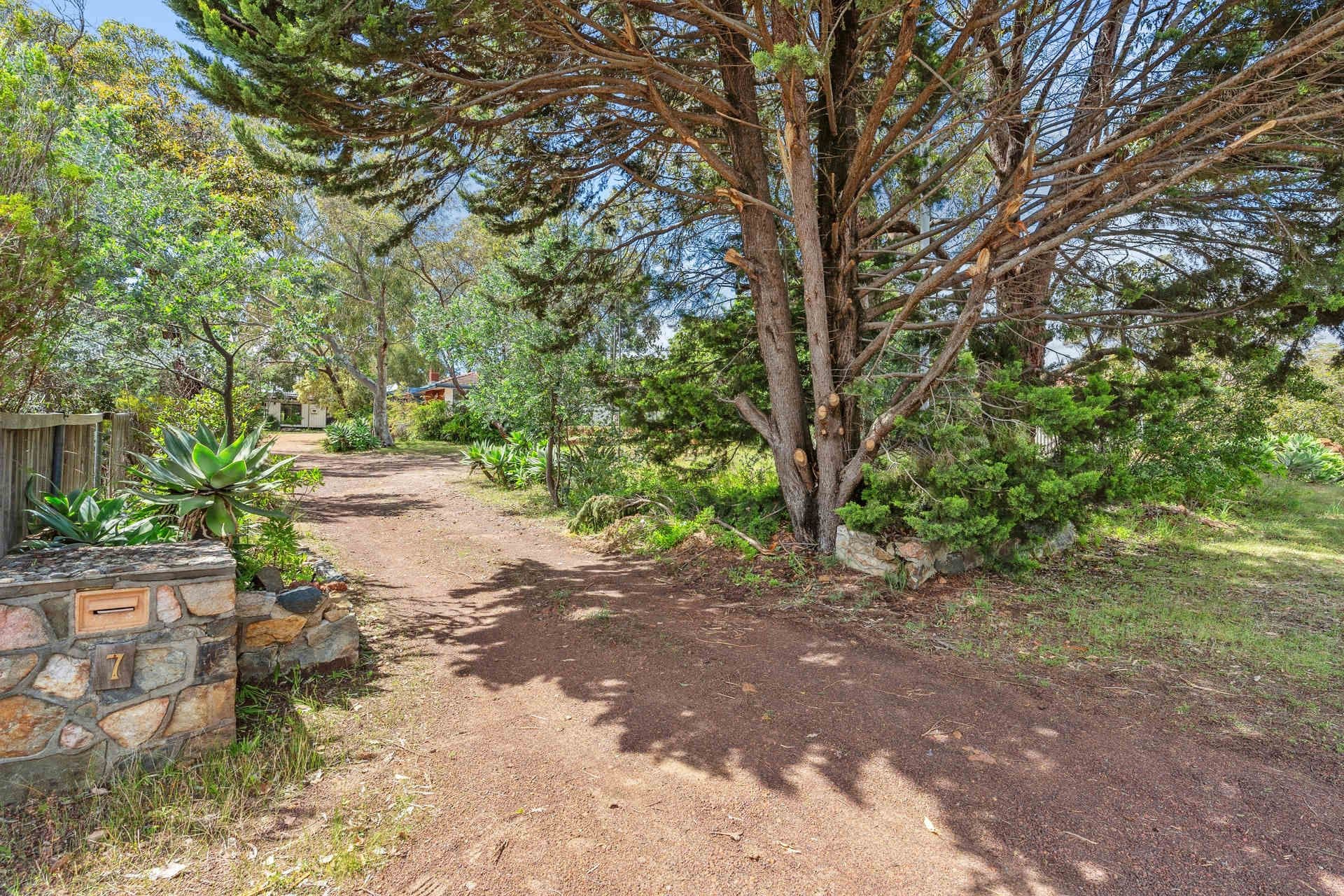 7 Peet Road, Kalamunda WA 6076, Kalamunda - Thumbnail 2