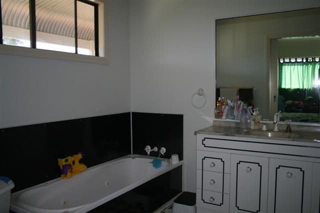 13 Beaumont Drive, ROMA QLD 4455, Roma - Thumbnail 4