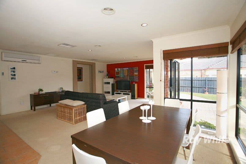 13 Gwenton Avenue, CRANBOURNE EAST VIC 3977, Cranbourne East - Thumbnail 8