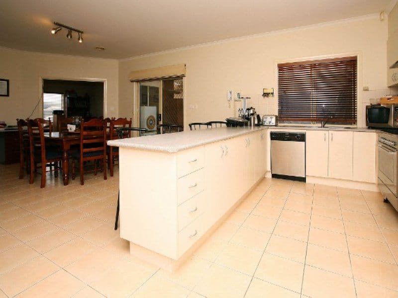 10 Aneta Avenue, HILLSIDE VIC 3037, Hillside - Thumbnail 3