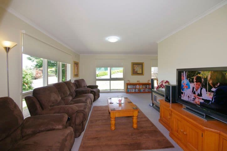 27 Olwen Avenue, BELMONT VIC 3216, Belmont - Thumbnail 2