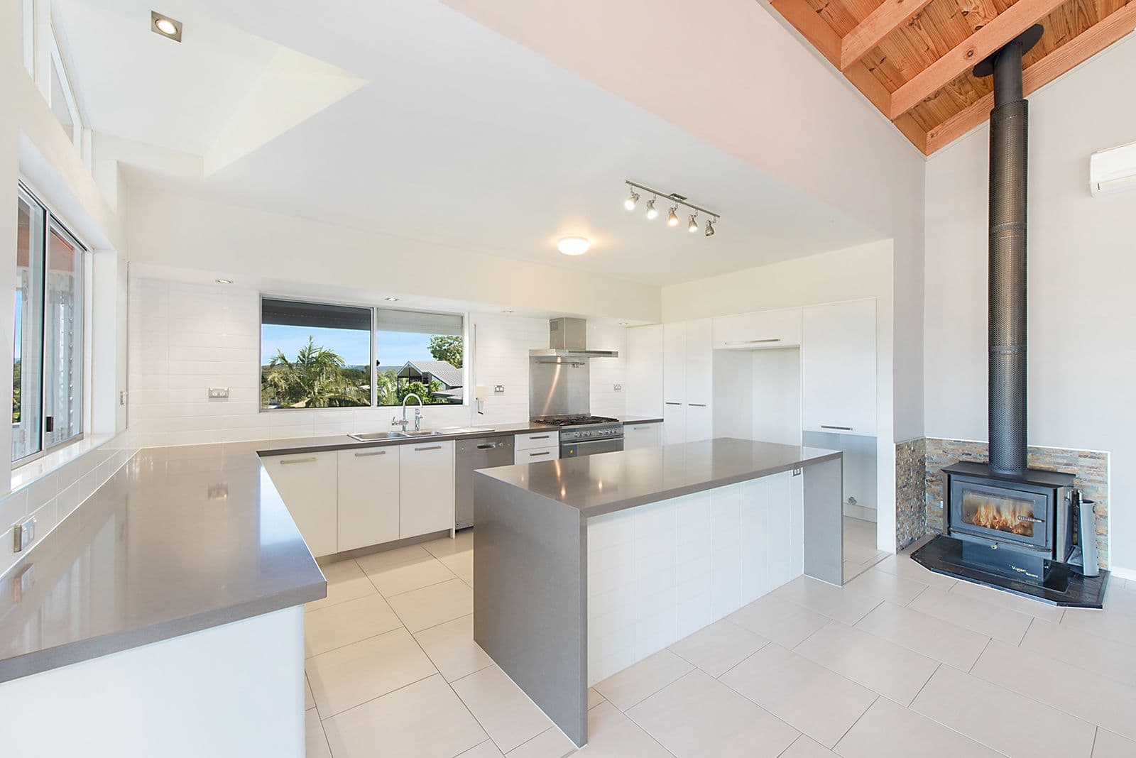 1080 South Pine Road, Everton Hills QLD 4053, Everton Hills - Thumbnail 5