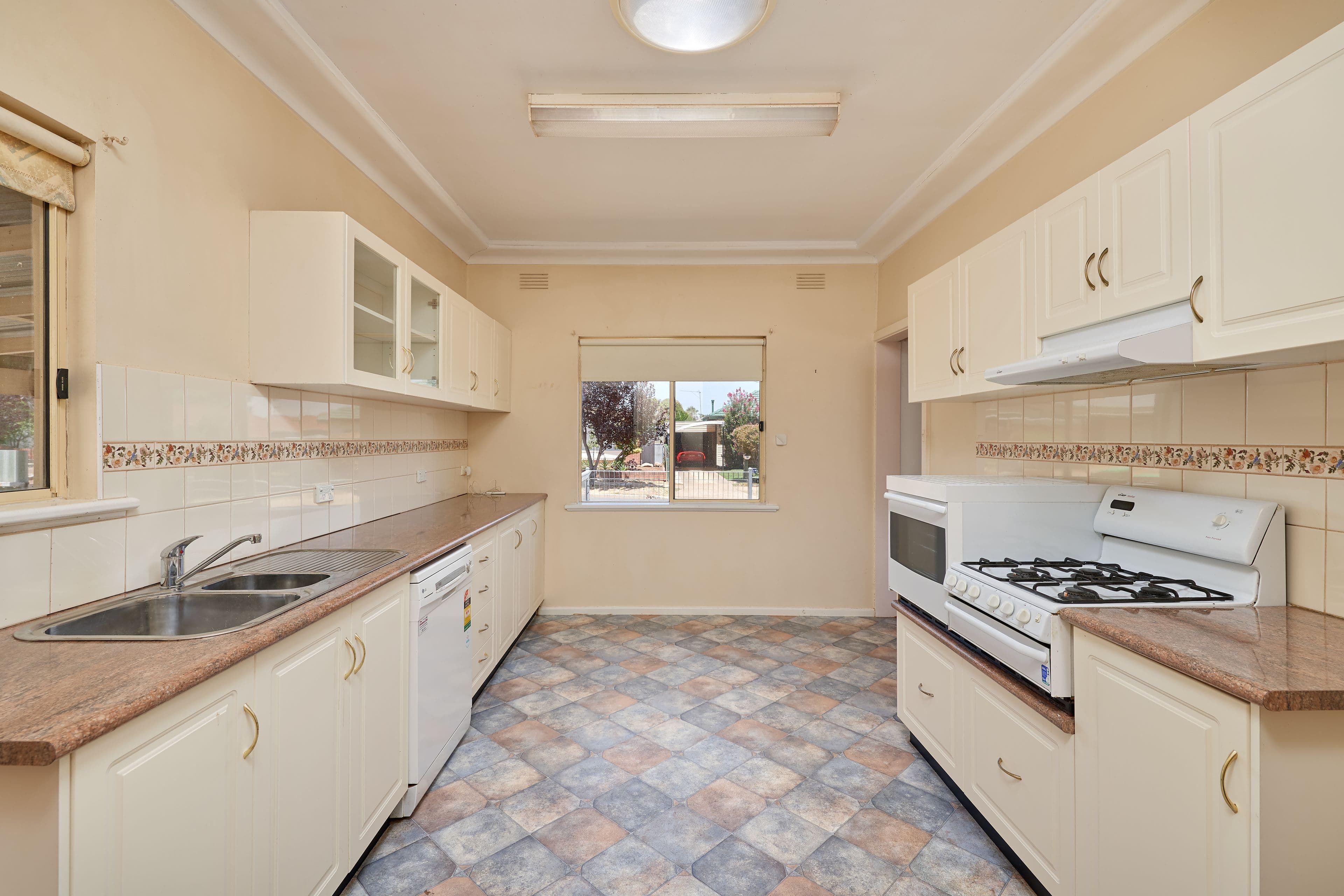 7 Essex Road, Mount Austin NSW 2650, Mount Austin - Thumbnail 2