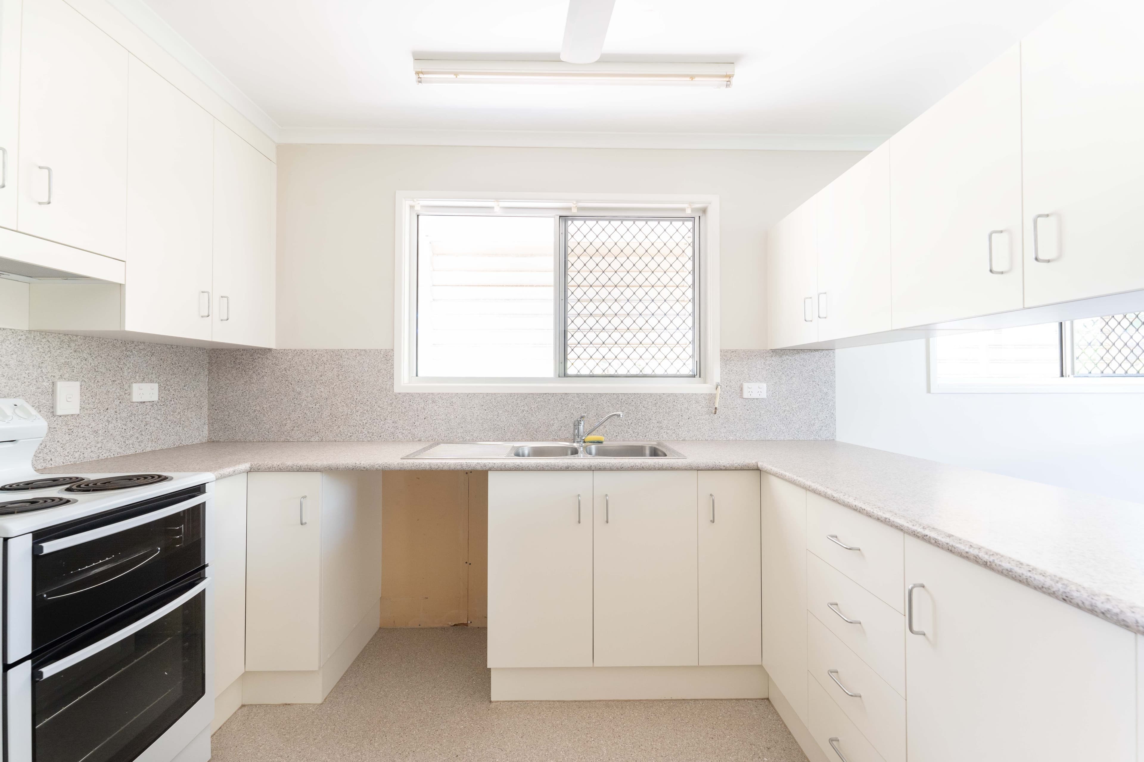 6 Gladstone Street, Emerald QLD 4720, Emerald - Thumbnail 2