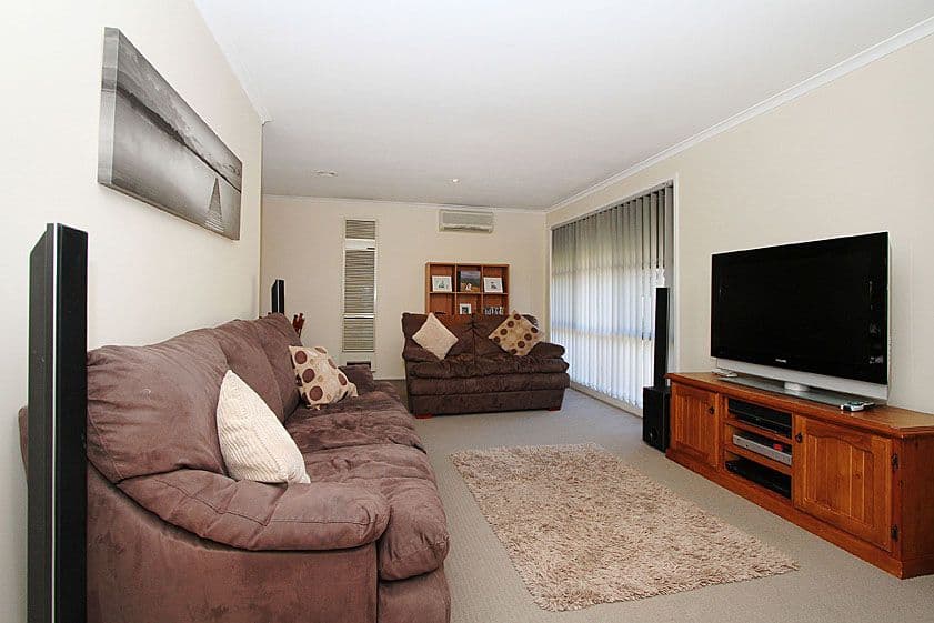 45 Jacaranda Drive, MILL PARK VIC 3082, Mill Park - Thumbnail 3