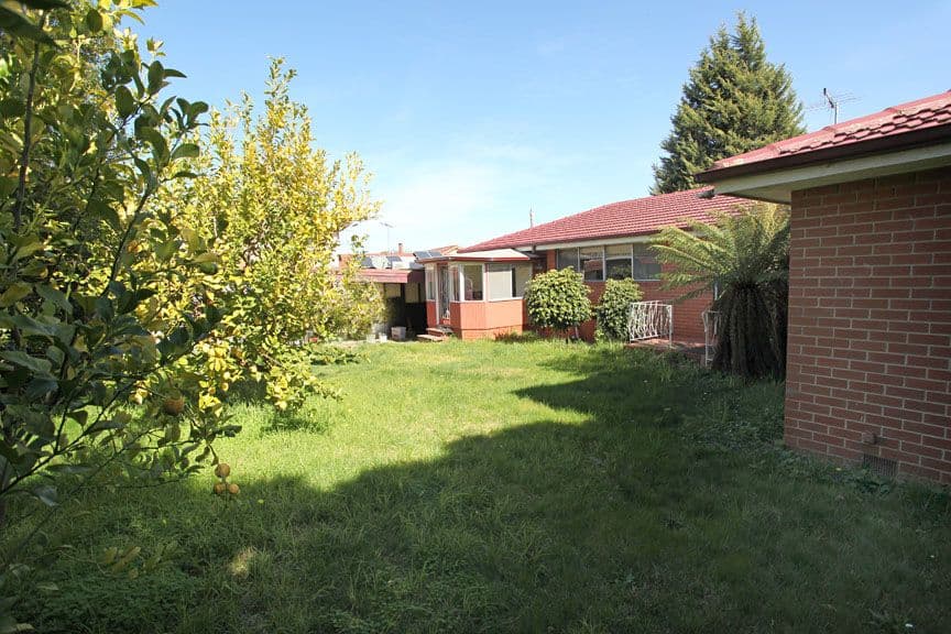 4 Elmwood Crescent, GLEN WAVERLEY VIC 3150, Glen Waverley - Thumbnail 2