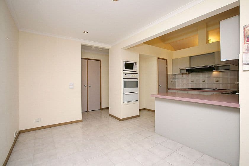 8 Hawthorn Court, MILL PARK VIC 3082, Mill Park - Thumbnail 3