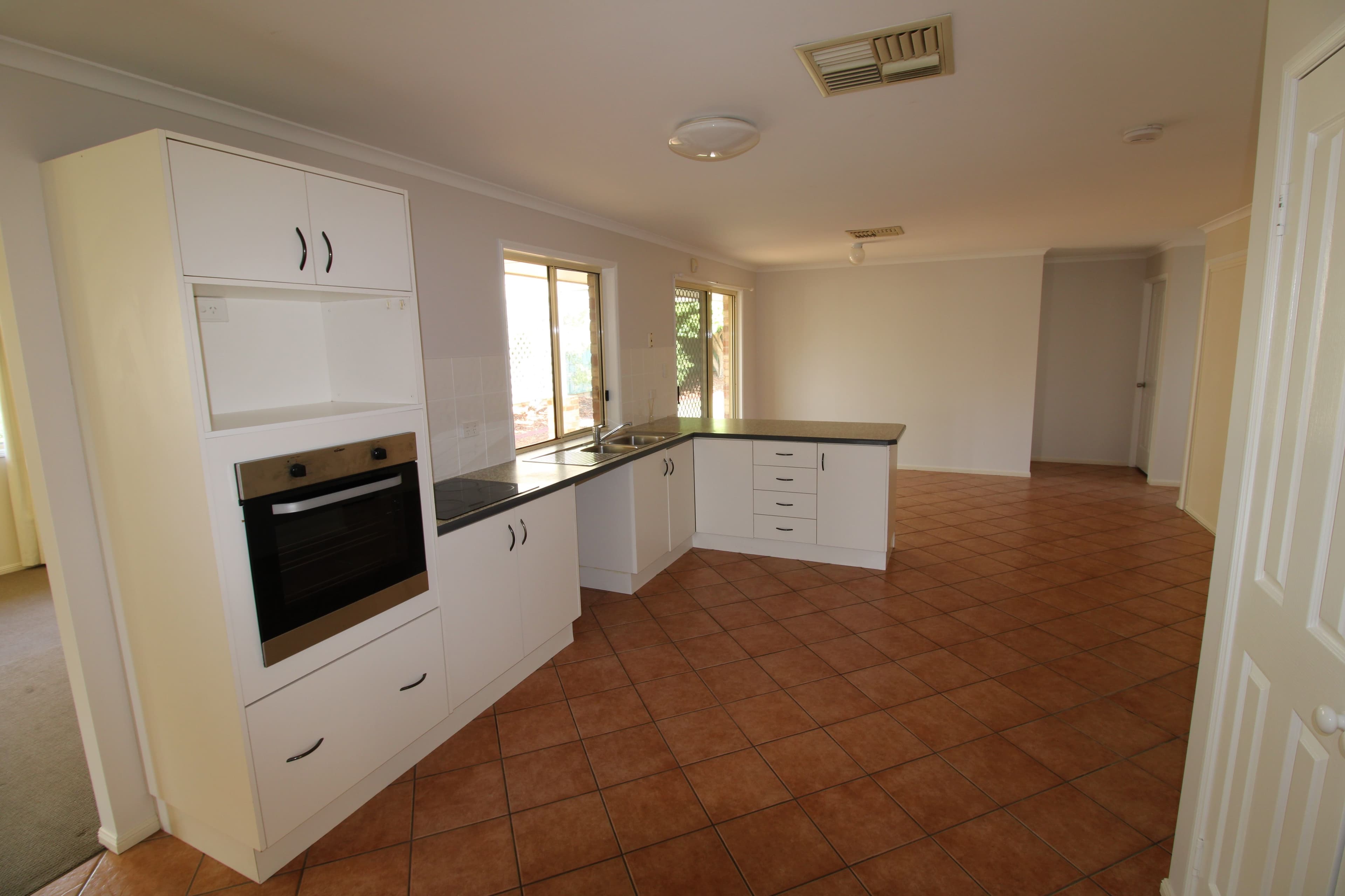 15 whitchurch Road, Emerald QLD 4720, Emerald - Thumbnail 3