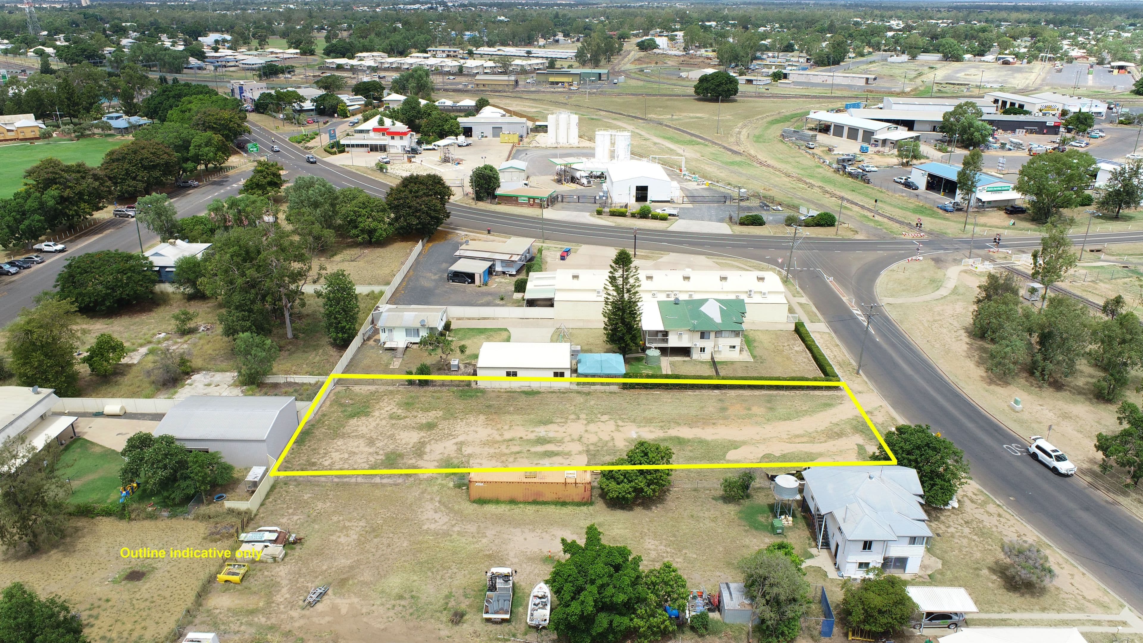 10 Baker Street, Emerald QLD 4720, Emerald - Thumbnail 2