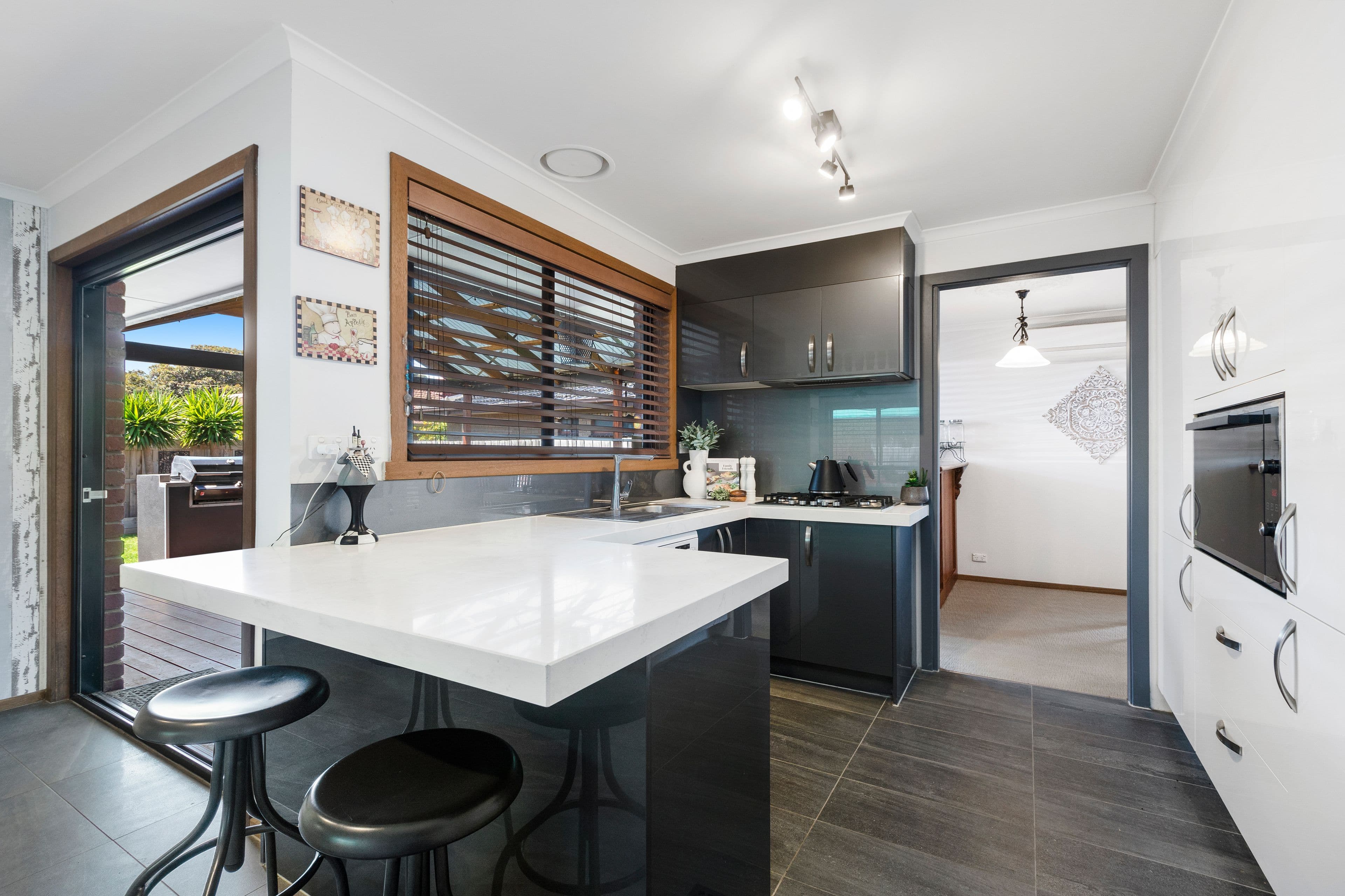 3 Seville Court, Cheltenham VIC 3192, Cheltenham - Thumbnail 2