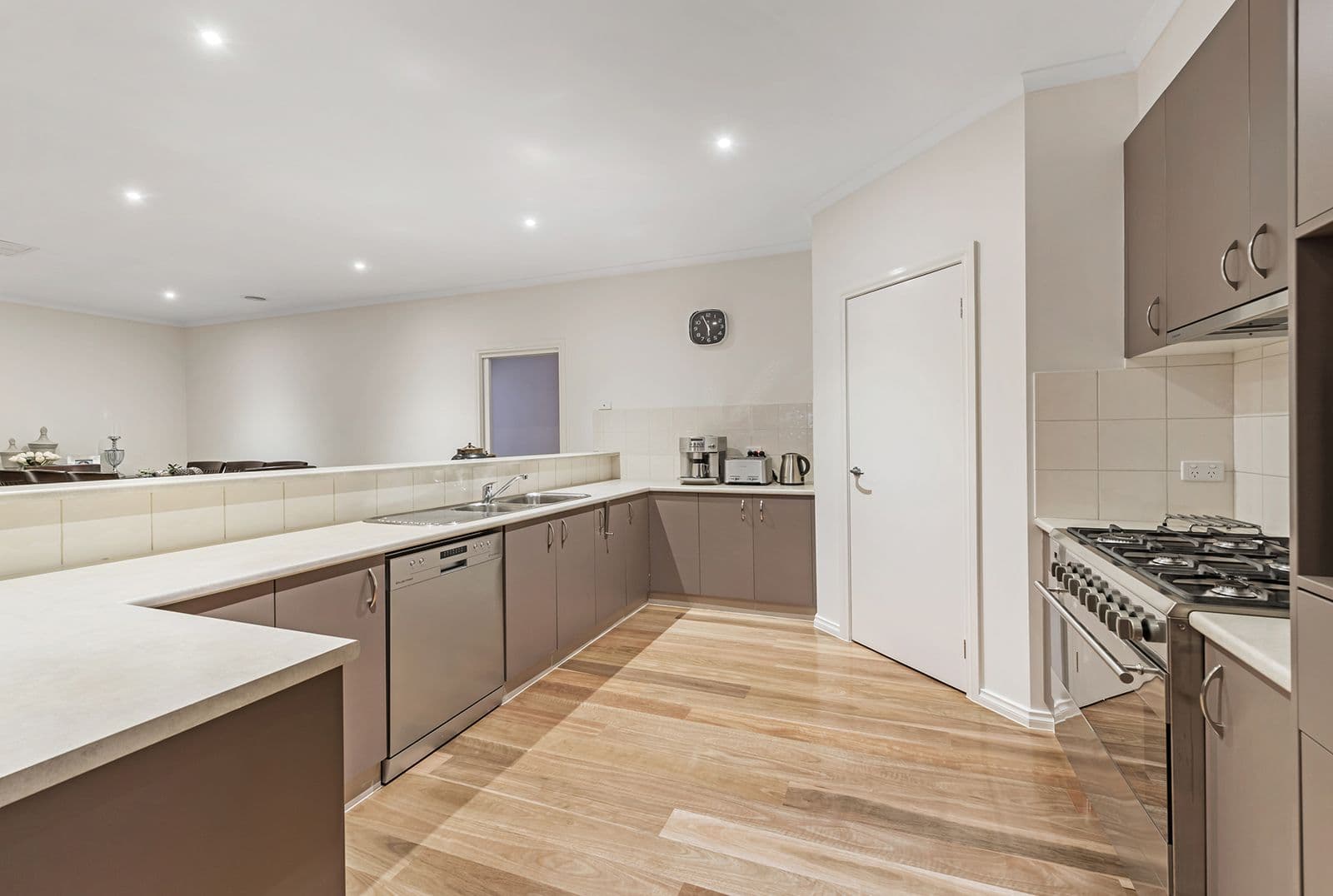 204 Central Park Avenue, Craigieburn VIC 3064, Craigieburn - Thumbnail 7