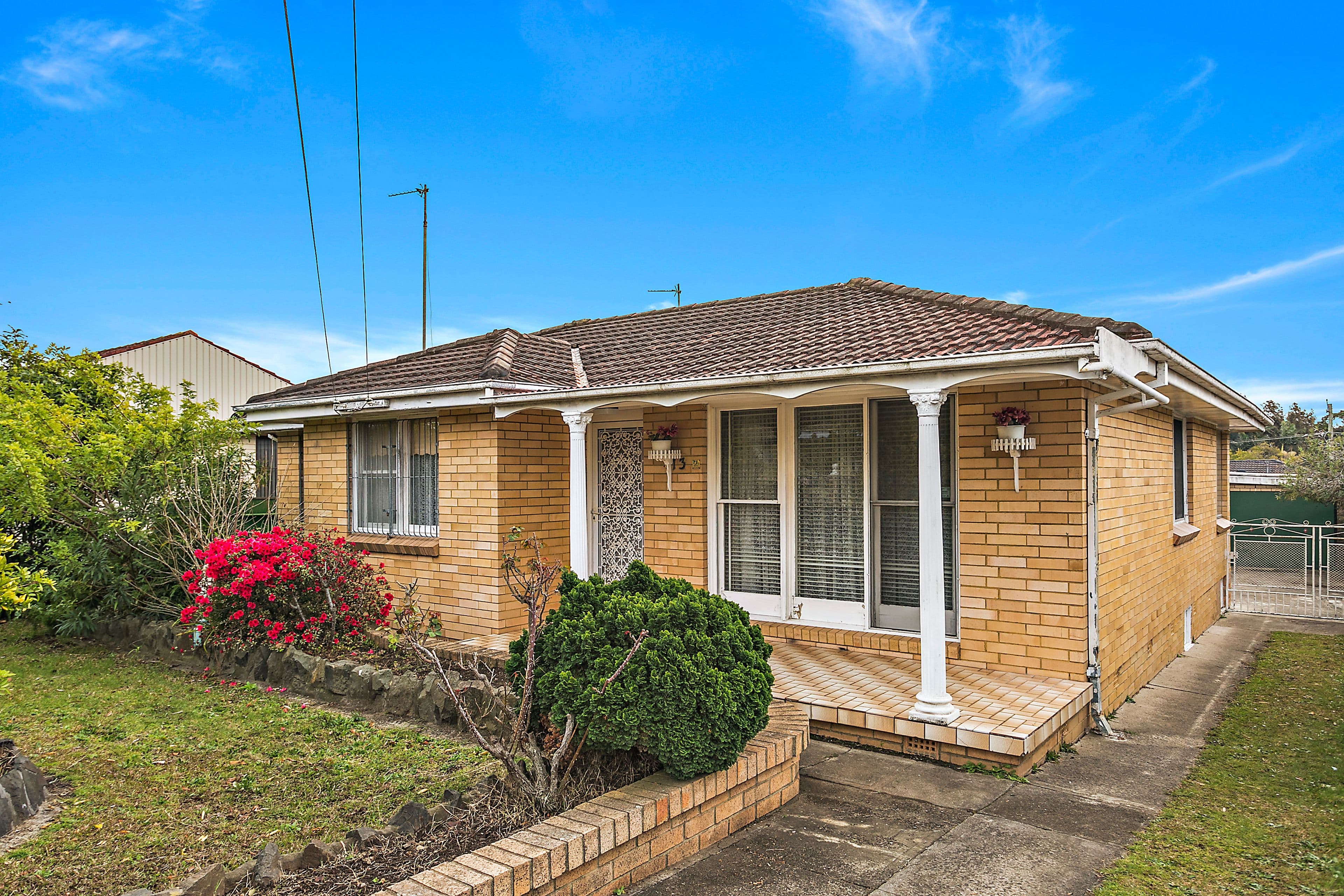 13 Malin Road, Oak Flats - Image 1