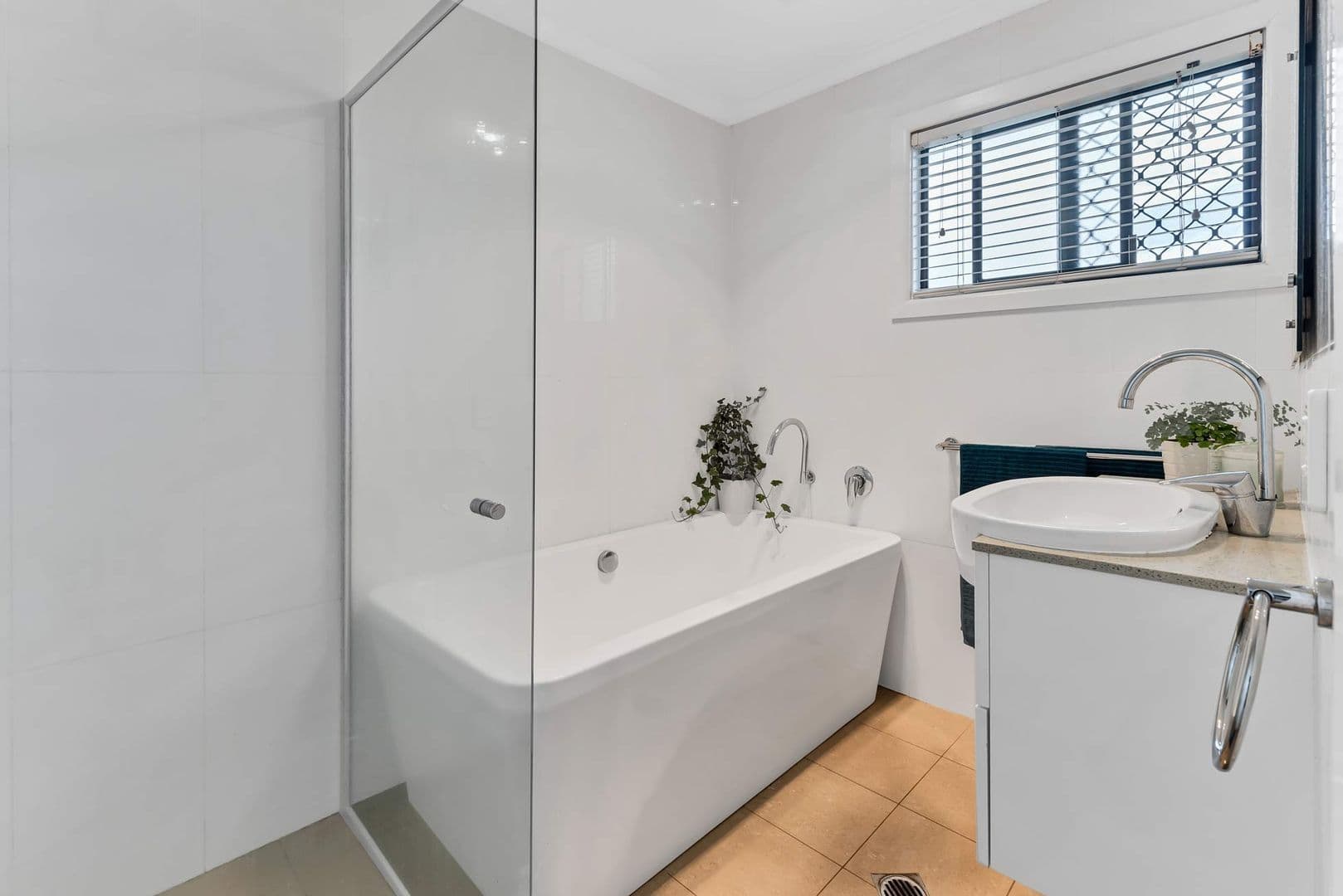 10 Warana Avenue, Southport QLD 4215, Southport - Thumbnail 6