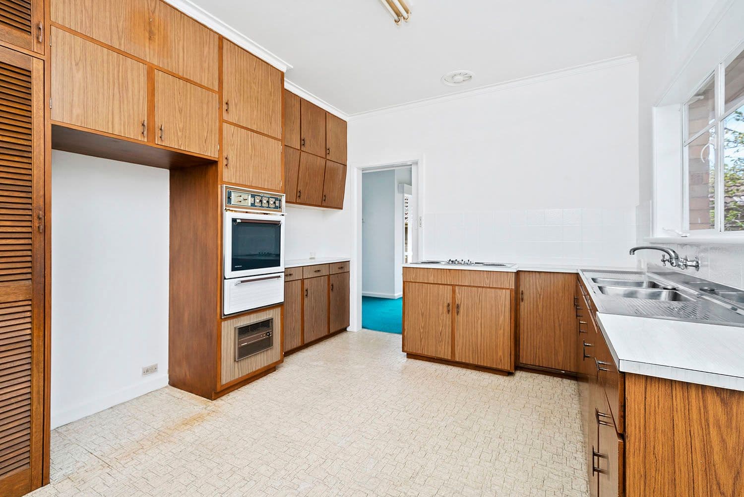 8 Churchill Avenue, Cheltenham VIC 3192, Cheltenham - Thumbnail 2