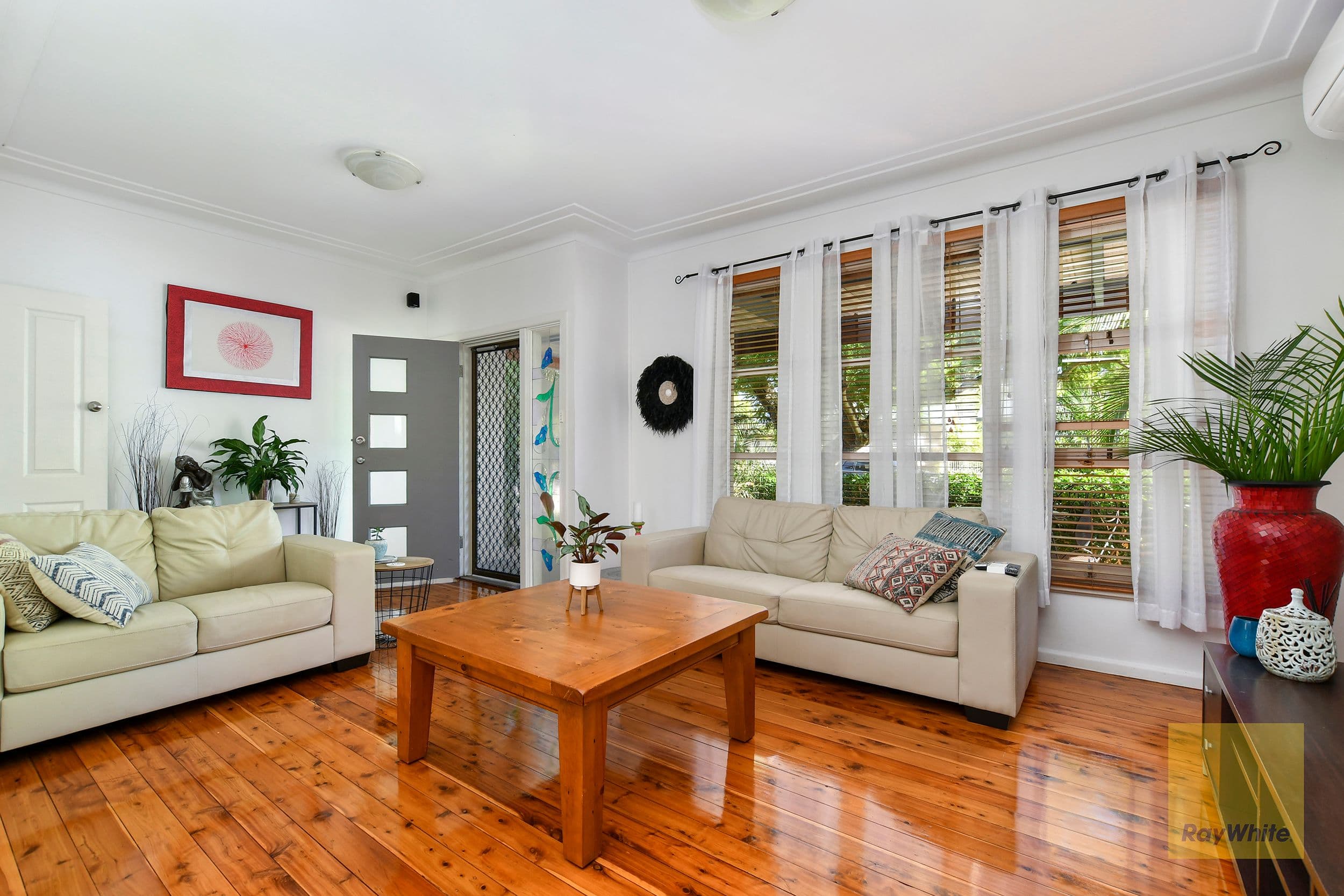 13 Warwick Street, Blackwall - Thumbnail 2