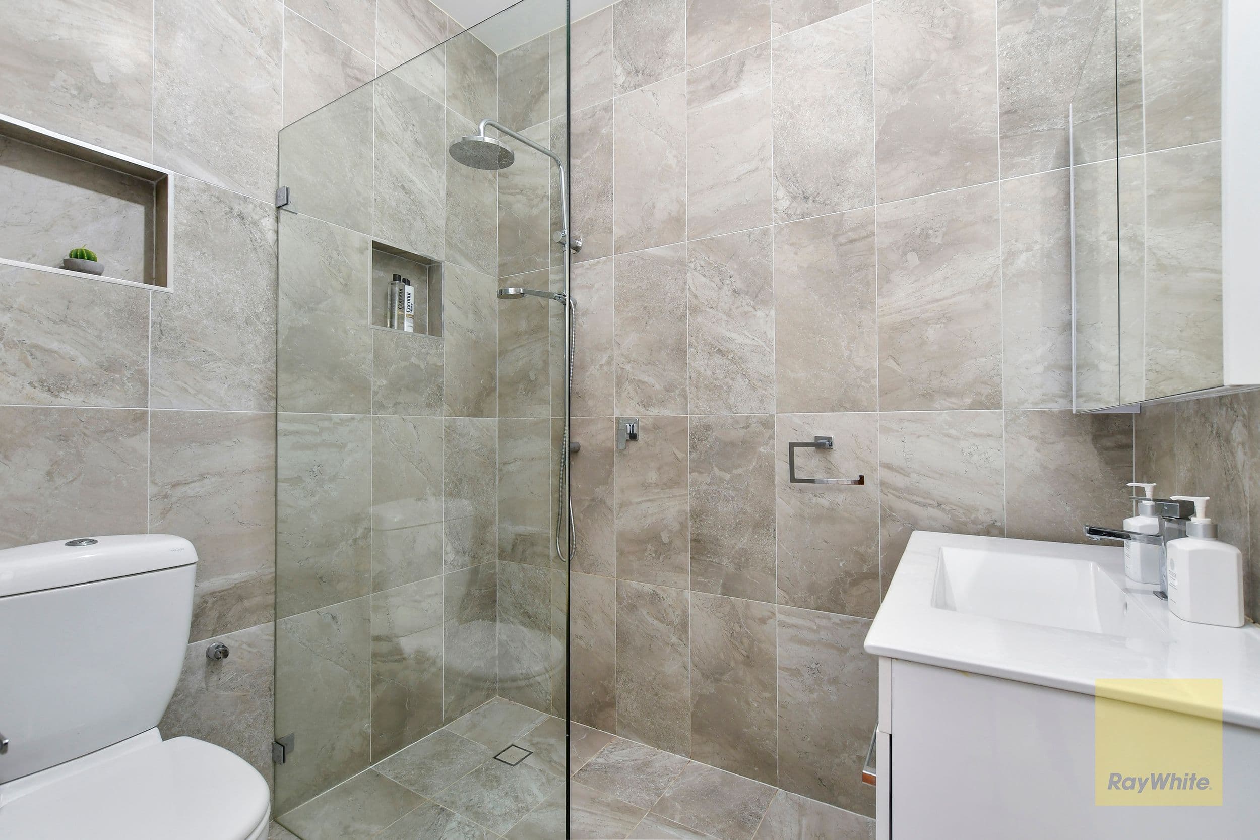 13 Warwick Street, Blackwall - Thumbnail 3