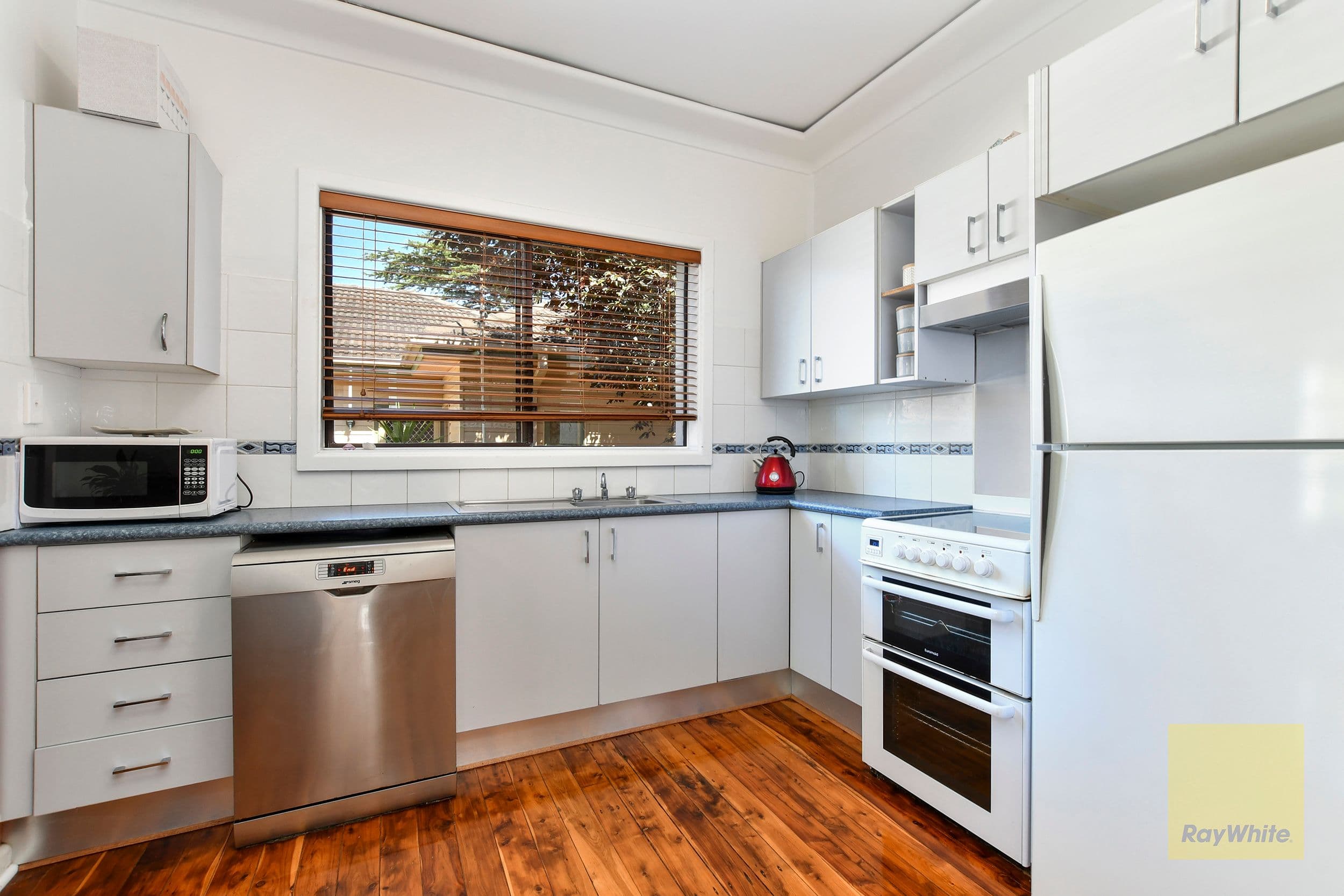 13 Warwick Street, Blackwall - Thumbnail 5