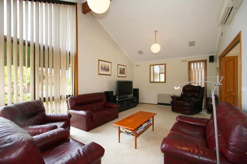 1 Lauren Close, DINGLEY VILLAGE VIC 3172, Dingley Village - Thumbnail 2