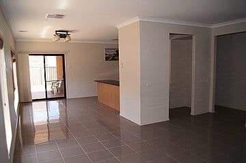 34 Shiraz Crescent, POINT COOK VIC 3030, Point Cook - Thumbnail 2
