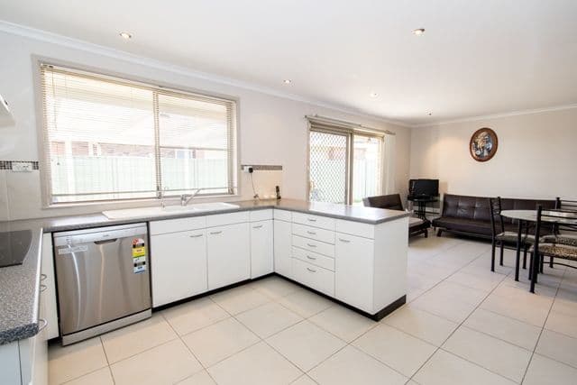 48 Mulligan Street, BOSSLEY PARK NSW 2176, Bossley Park - Thumbnail 4
