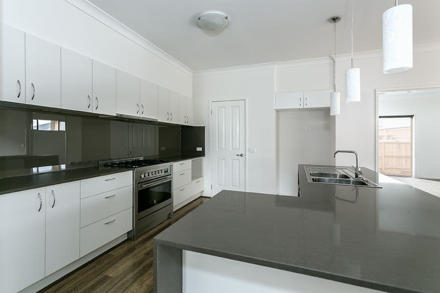 16 Marong Avenue, EYNESBURY VIC 3338, Eynesbury - Thumbnail 2