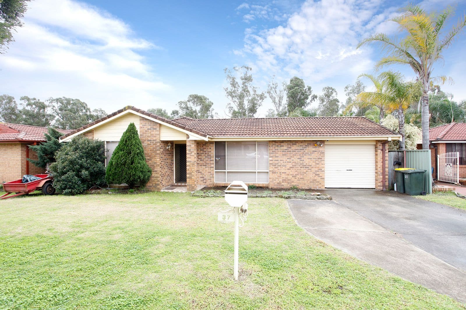 37 Colebee Crescent, Hassall Grove - Image 1