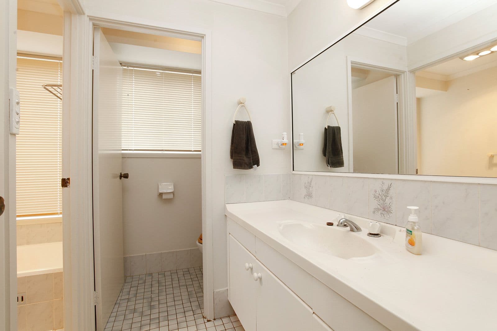 37 Colebee Crescent, Hassall Grove - Thumbnail 7