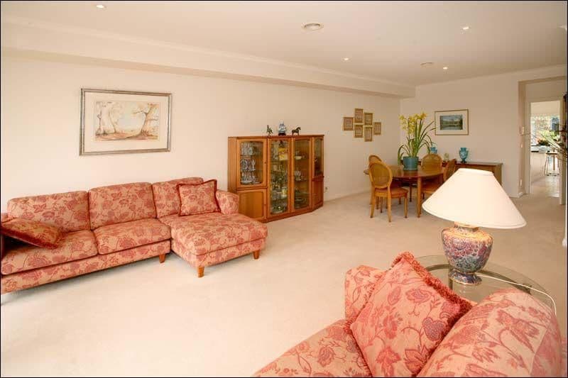33 Herriotts Boulevard, GLEN WAVERLEY VIC 3150, Glen Waverley - Thumbnail 3