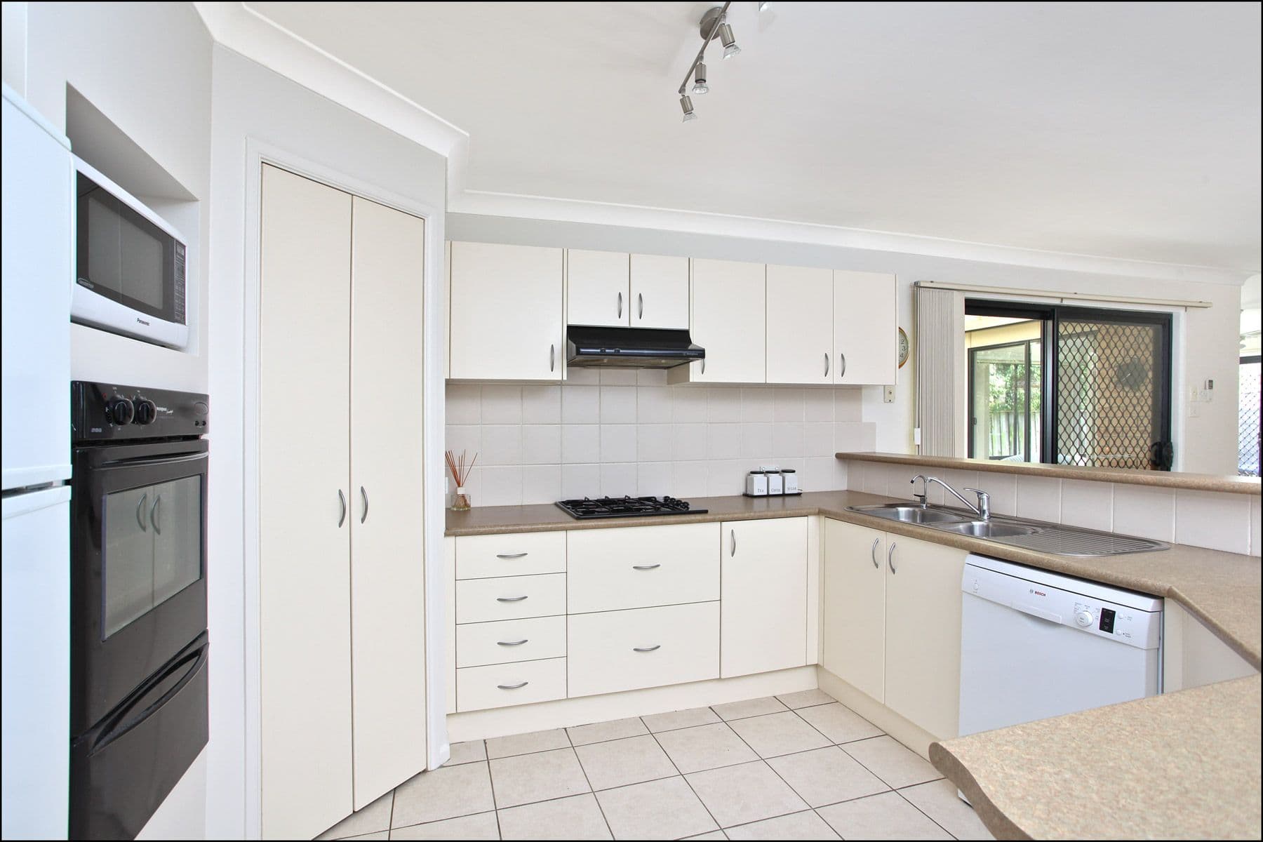 3 Wollemi Close, Kellyville Ridge NSW 2155, Kellyville Ridge - Thumbnail 2
