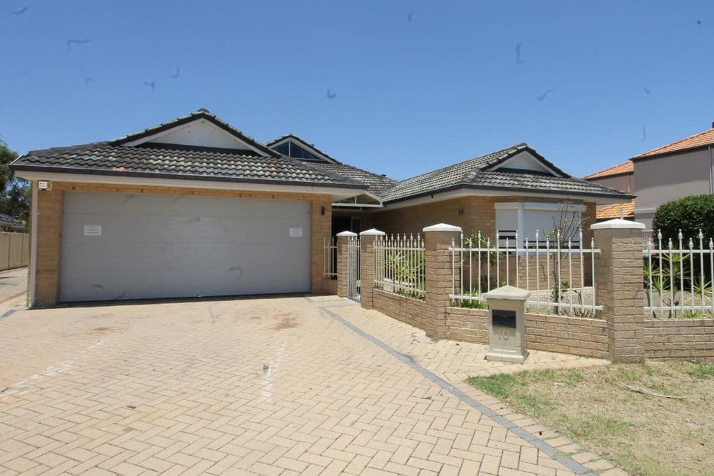 10 Lakeshore Close, BALLAJURA WA 6066, Ballajura - Thumbnail 2