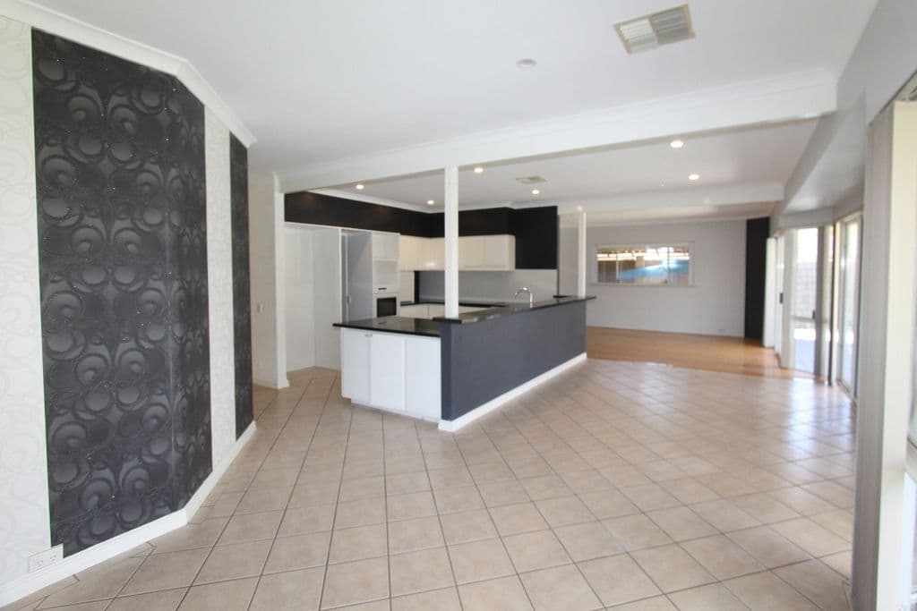10 Lakeshore Close, BALLAJURA WA 6066, Ballajura - Thumbnail 5