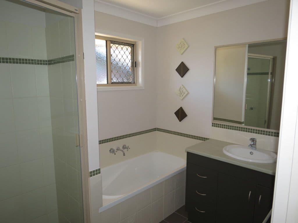 49 Loch Street, Emerald QLD 4720, Emerald - Thumbnail 5