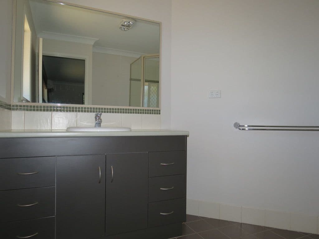 49 Loch Street, Emerald QLD 4720, Emerald - Thumbnail 6