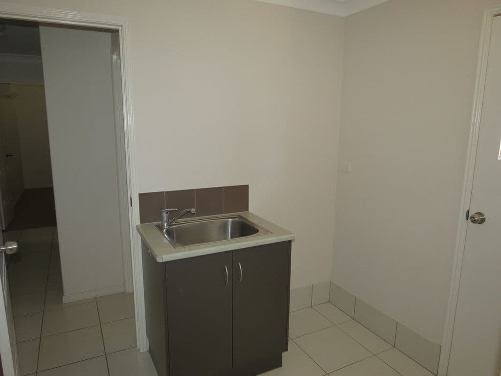 49 Loch Street, Emerald QLD 4720, Emerald - Thumbnail 8