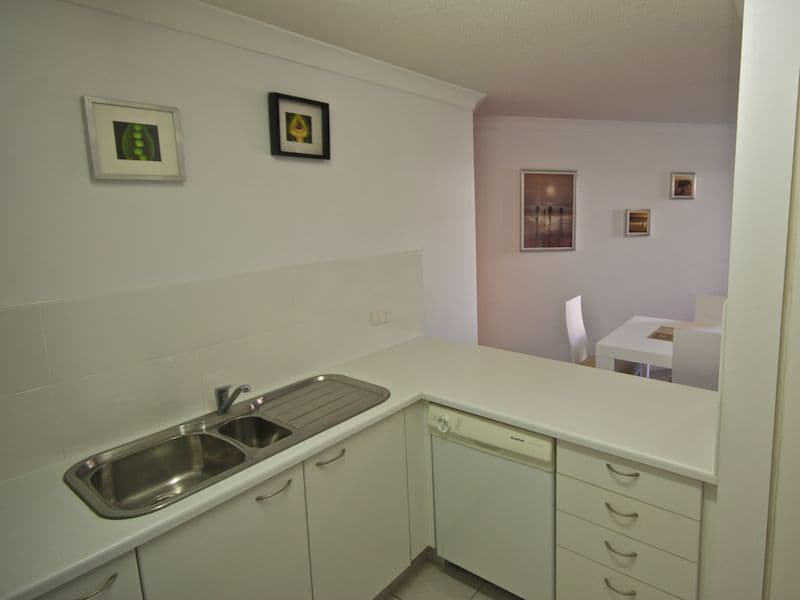 136 The Esplanade, Burleigh Heads QLD 4220, Burleigh Heads - Thumbnail 3