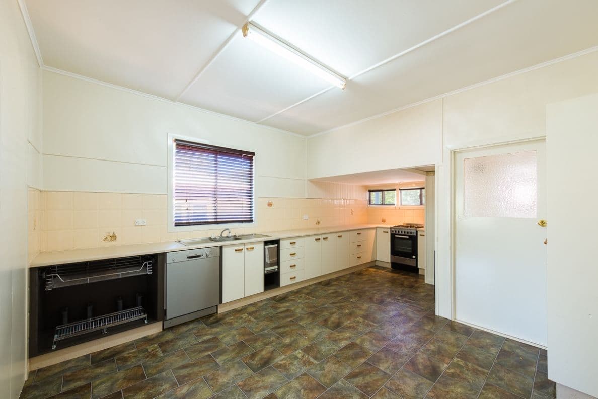 24 Fourth Avenue, HARRISTOWN QLD 4350, Harristown - Thumbnail 2