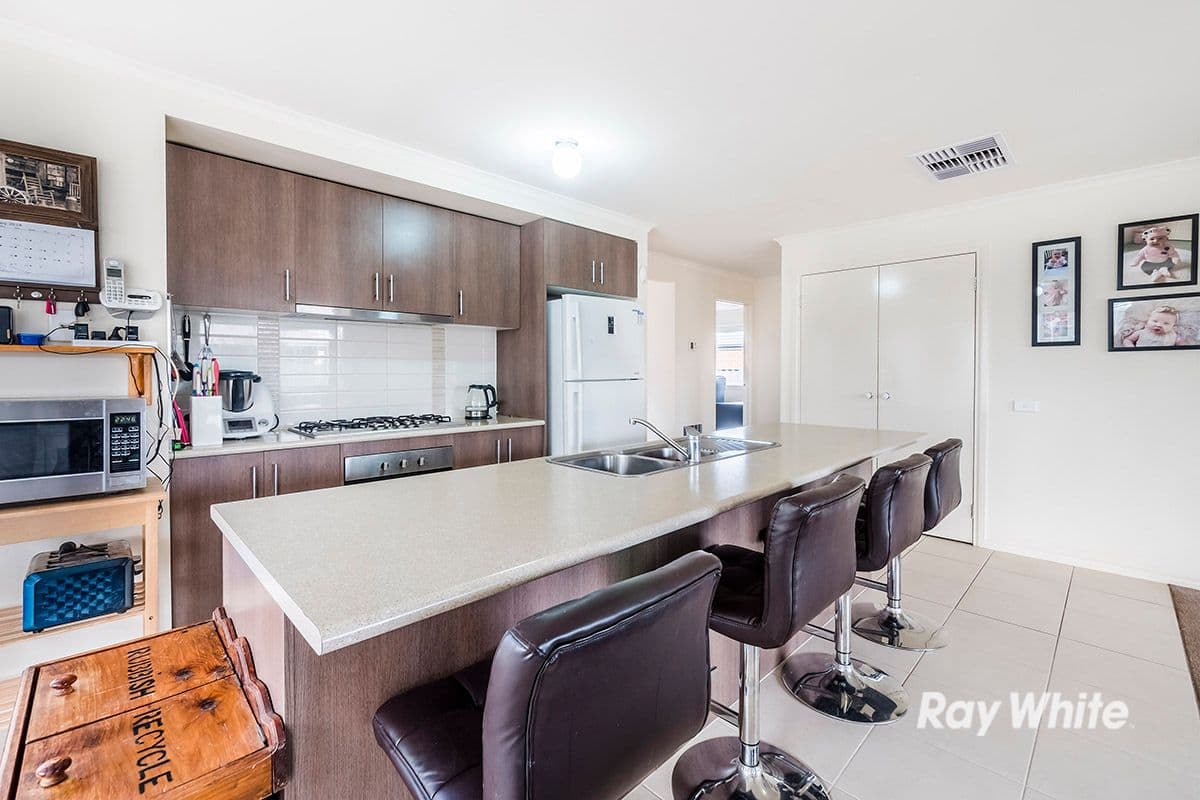 12 Carnavon Street, Cranbourne East VIC 3977, Cranbourne East - Thumbnail 7