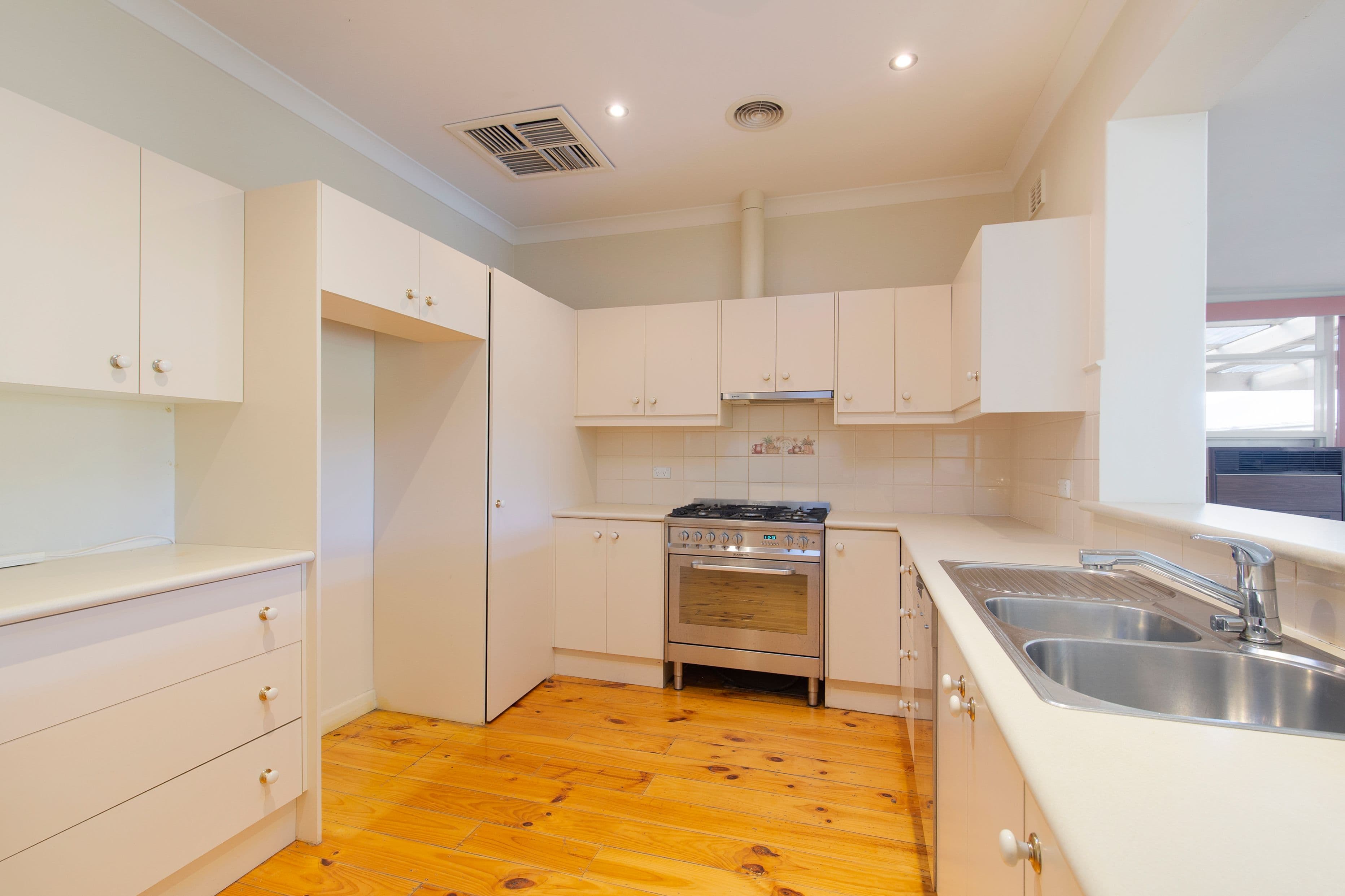 13 Filmer Avenue, Glengowrie SA 5044, Glengowrie - Thumbnail 6