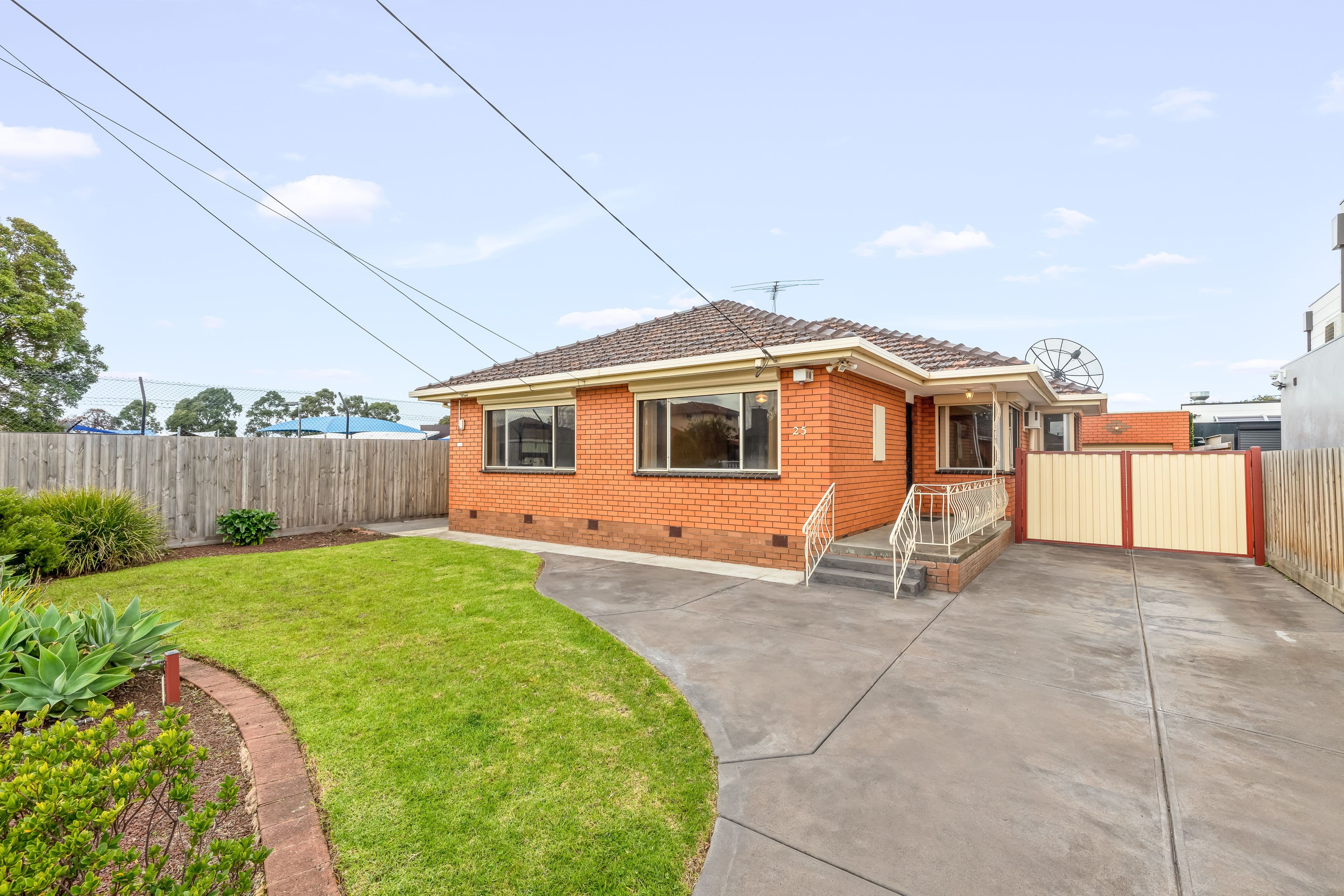 25 Robins Avenue, Reservoir VIC 3073, Reservoir - Image 1