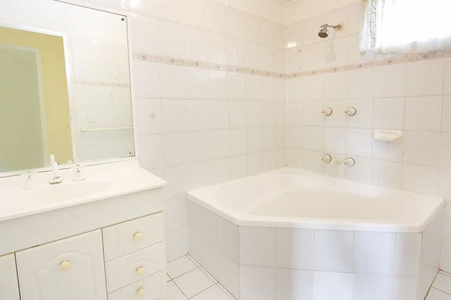 27 Kooringal Drive, JINDALEE QLD 4074, Jindalee - Thumbnail 4