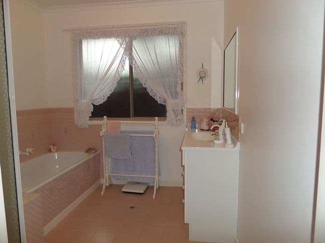2 Thomas Court, HAMILTON VIC 3300, Hamilton - Thumbnail 6