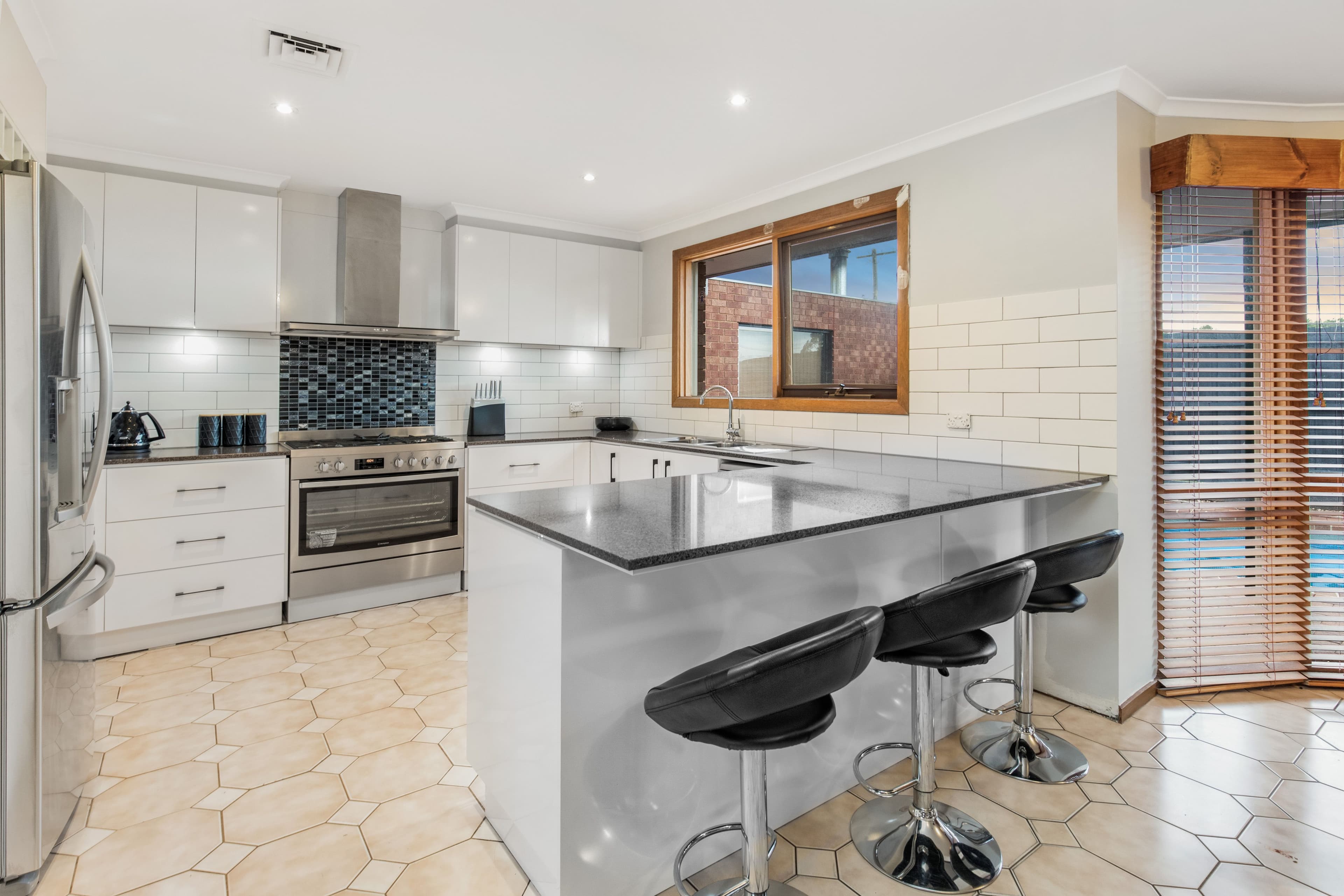 8 Malven Close, Werribee VIC 3030, Werribee - Thumbnail 8